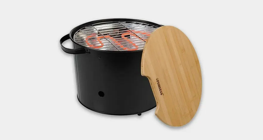 Un barbecue électrique rond avec couvercle ouvert en bois, grille métallique et resistance en chauffe.
