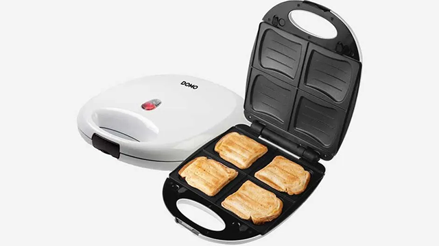 Un appareil à croque-monsieur ouvert avec quatre sandwichs grillés, à côté le même appareil est fermé.