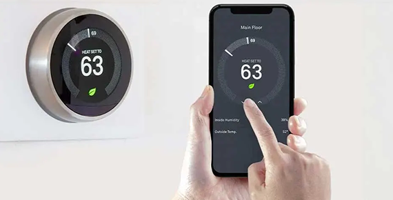 Gros plan sur un smartphone avec une application qui permet de piloter un thermostat connecté à distance.