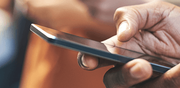 Un smartphone tenu dans une main.