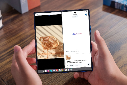 Un smartphone Galaxy Z Fold dans les mains d'une personne.