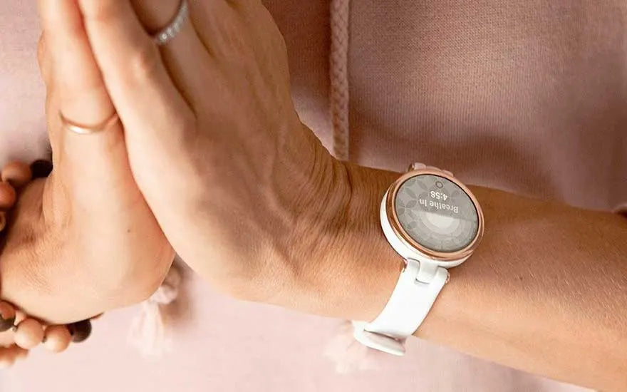 Une personne médite avec une montre connectée affichant un exercice de respiration.