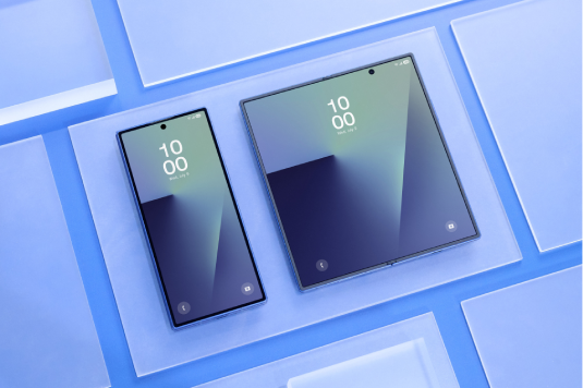 un Samsung Z Fold plié et un Samsung Z Fold déplié