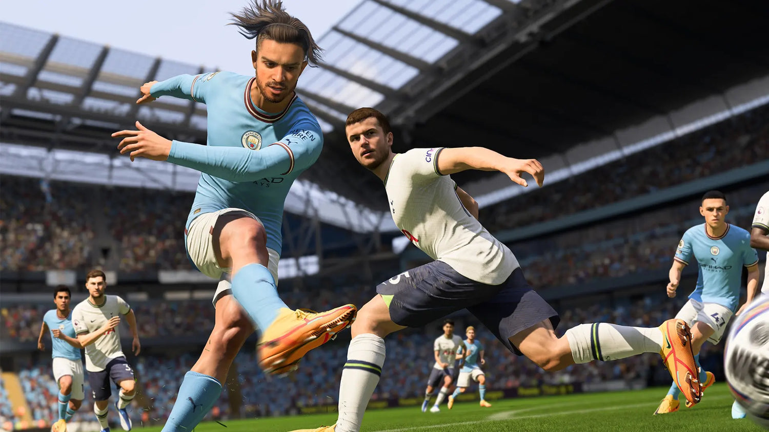 Dans EA Sports FC 24, un attaquant frappe le ballon sous la pression d’un défenseur.