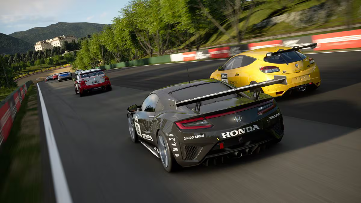 Des voitures de course s'affrontent sur un circuit dans Gran Turismo 7.
