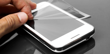 Un gros plan sur une installation d'écran sur un smartphone.
