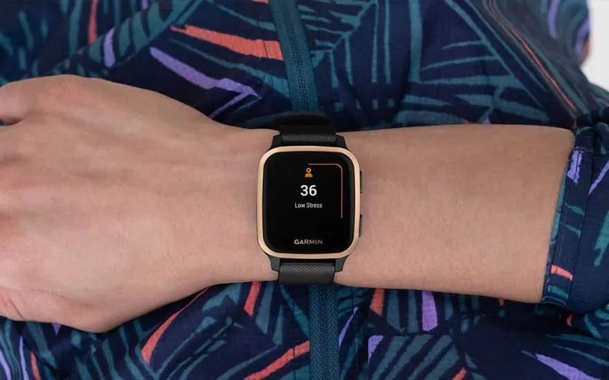 Une montre Garmin affiche un niveau de stress faible avec un score de 36.