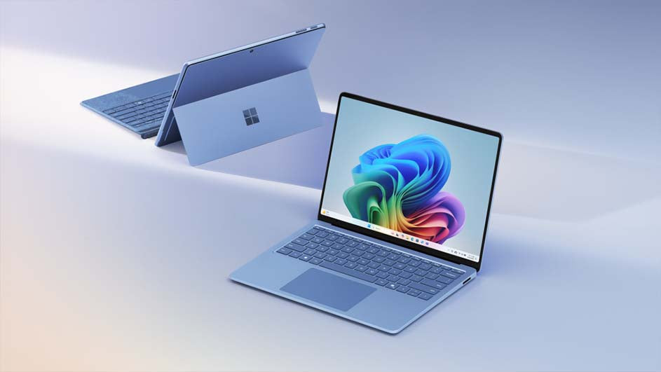 Un ordinateur portable et une tablette Surface Pro avec un clavier affichent l'interface de Windows 11.