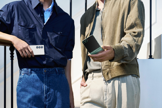 deux personnes avec chacune 1 smartphone dans leurs mains