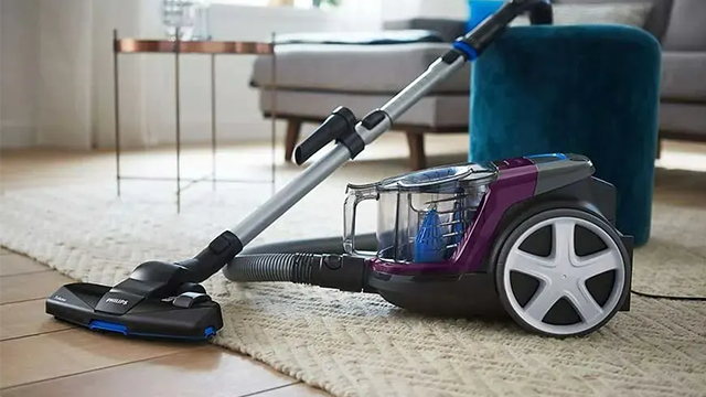 Un aspirateur sans sac dans un logement à la décoration moderne.