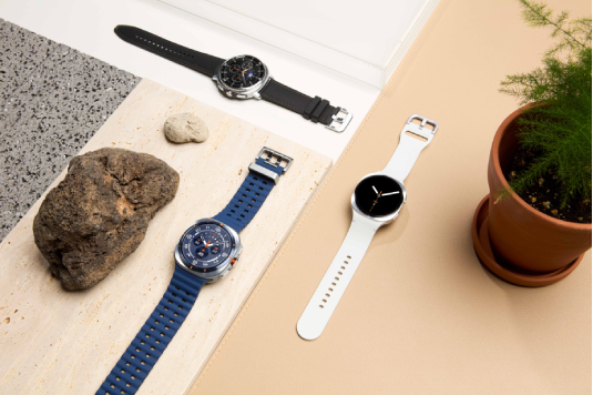 plusieurs Samsung Galaxy watches présentéees sur une table