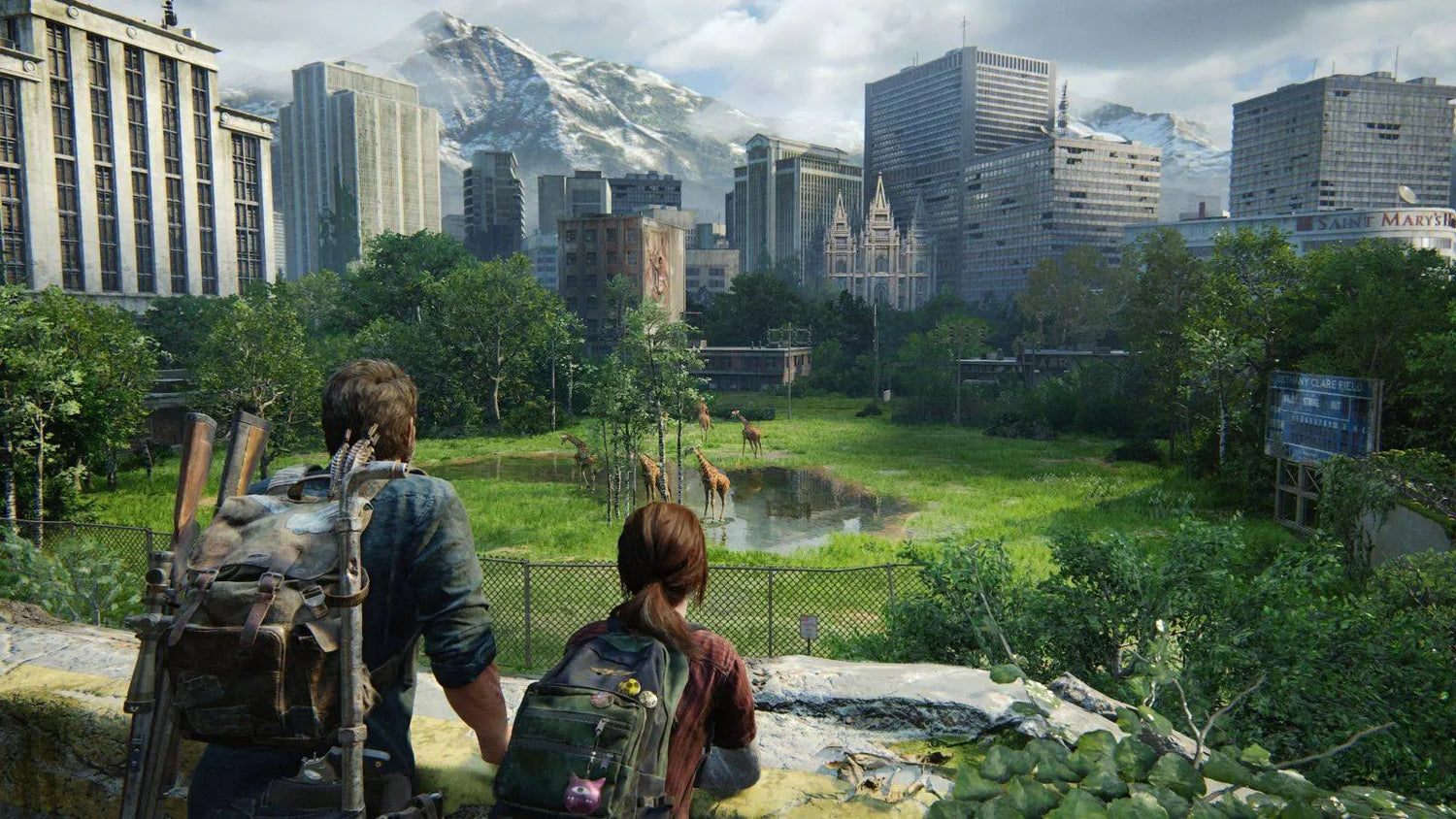 Joel et Ellie contemplent des giraffes dans une ville envahie par la nature dans The Last of Us Part I.