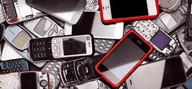 Une multitude de telephones portables vus du dessus.