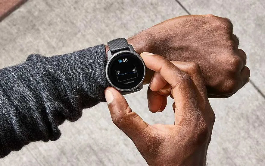 Une personne consulte un graphique de données de santé sur sa montre connectée.