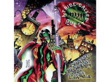 Charger l&#39;image dans la galerie, Pochette de l&#39;album : A Tribe Called Quest. Figure tenant un drapeau avec des silhouettes. Graffiti : Beats, Rhymes, and Life.

