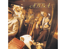 Charger l&#39;image dans la galerie, ABBA dans une voiture. Quatre personnes tiennent des verres, souriantes. L&#39;un tient une bouteille. Un homme en uniforme est visible.
