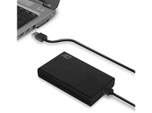 Charger l&#39;image dans la galerie, Un disque dur externe noir connecté à un ordinateur portable via un câble USB. Sur une surface blanche.
