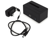 Charger l&#39;image dans la galerie, Boîtier de disque dur noir, adaptateur secteur et câble USB sur fond blanc. Tous les composants visibles.
