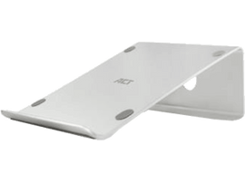 Un support pour ordinateur portable argenté avec une surface inclinée et un trou pour les câbles, avec des pieds en caoutchouc gris.