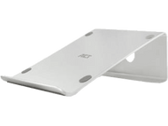 Un support pour ordinateur portable argenté avec une surface inclinée et un trou pour les câbles, avec des pieds en caoutchouc gris.