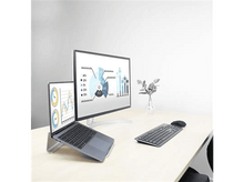 Charger l&#39;image dans la galerie, Ordinateur portable et moniteur sur un bureau. Le moniteur affiche un graphique. L&#39;ordinateur portable est ouvert.
