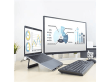 Charger l&#39;image dans la galerie, Ordinateur portable sur un support avec un moniteur et un clavier. Des graphiques et des diagrammes sont visibles sur les écrans.
