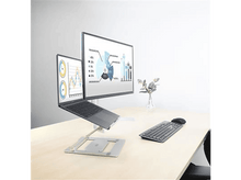 Charger l&#39;image dans la galerie, Un ordinateur portable sur un support avec un moniteur, un clavier et une souris sur un bureau. Des graphiques sont affichés.
