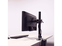 Charger l&#39;image dans la galerie, Écran d&#39;ordinateur monté sur un support noir, sur un bureau. Clavier et souris présents.
