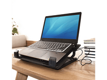 Charger l&#39;image dans la galerie, Ordinateur portable sur un refroidisseur noir sur un bureau.
