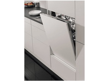 Charger l&#39;image dans la galerie, Lave-vaisselle ouvert dans une cuisine. Porte blanche, vaisselle à l&#39;intérieur.

