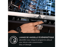 Charger l&#39;image dans la galerie, Une souris sans fil blanche avec une molette et un bouton, sur fond noir.
