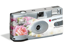 Charger l&#39;image dans la galerie, Appareil photo jetable avec motif floral, fond blanc et flash.
