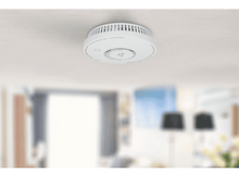 Charger l&#39;image dans la galerie, Un détecteur de fumée blanc monté sur un plafond blanc, dans une pièce floue.
