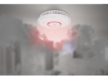 Charger l&#39;image dans la galerie, Détecteur de fumée blanc au plafond, lumière rouge allumée. La fumée remplit la pièce.
