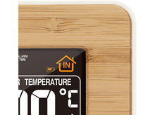 Charger l&#39;image dans la galerie, Un thermomètre numérique avec un cadre en bois affichant la température.
