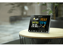 Charger l&#39;image dans la galerie, Station météo numérique sur une table. Elle affiche l&#39;heure, la température et les données météorologiques.
