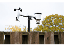 Charger l&#39;image dans la galerie, Une station météo blanche sur un poteau noir. Clôture en bois et arbres en arrière-plan.
