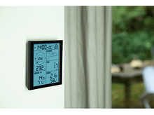 Charger l&#39;image dans la galerie, Station météo sur le mur, affiche des informations météorologiques, fond extérieur.
