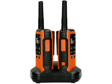 Charger l&#39;image dans la galerie, Deux talkies-walkies oranges dans une base de chargement. Chaque talkie-walkie possède un écran et une antenne.
