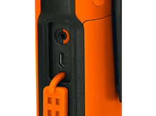 Charger l&#39;image dans la galerie, Gros plan d&#39;un appareil orange et noir avec prise casque et port USB. Porte-clés orange attaché.
