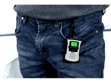 Charger l&#39;image dans la galerie, Un talkie-walkie dans la poche d&#39;une personne.

