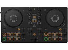 Charger l&#39;image dans la galerie, Contrôleur DJ noir avec deux platines, divers boutons et une section de mixage centrale.
