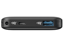 Charger l&#39;image dans la galerie, Batterie externe noire, vue de dessus. Caractéristiques: port USB-C, USB-A et logo IQ.
