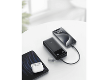 Charger l&#39;image dans la galerie, Appareils en charge sur une surface blanche: téléphone, batterie externe et étui écouteurs.
