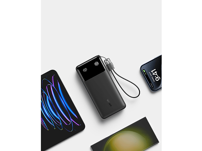 Batterie externe noire avec écran et câble USB, plus deux smartphones. Un en charge, un avec des lignes néon.