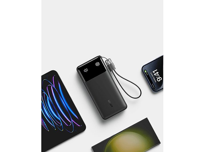 Batterie externe noire avec écran et câble USB, plus deux smartphones. Un en charge, un avec des lignes néon.