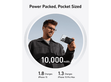 Charger l&#39;image dans la galerie, Homme tenant une banque d&#39;alimentation noire à côté d&#39;un téléphone. L&#39;image est entourée d&#39;un design circulaire.
