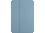 Housse de tablette bleu ciel sur fond noir. Couverture fermée, montrant trois panneaux.