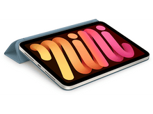 Charger l&#39;image dans la galerie, Un iPad Mini dans un étui bleu, posé sur une surface blanche. L&#39;écran affiche un graphique.
