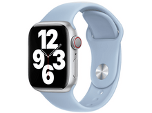 Charger l&#39;image dans la galerie, Apple Watch argentée avec bracelet bleu, vue en angle, fond blanc.
